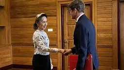Myanmar Rilis Foto Pertama Aung San Suu Kyi Sejak Kudeta 2021