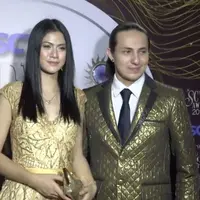 Elegannya busana Hana Saraswati- Dylan Carr pada saat SCTV Awards 2017.