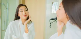 Potret perempuan cantik yang sedang melakukan rutinitas skincare harian. (©mrsiraphol/DepositPhotos)