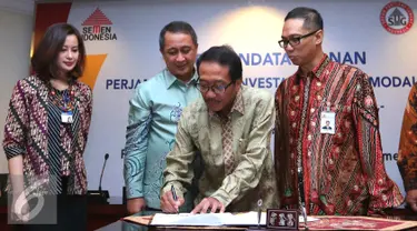 Dirut Semen Gresik, Sunardi Prionomurti (kedua kanan) saat menandatangani kerjasama dengan Bank Mandiri, Jakarta, Jumat (10/6). PT Semen Gresik mendapatkan fasilitas kredit senilai total Rp 3,96 triliun dari Bank Mandiri. (Liputan6.com/Angga Yuniar) 