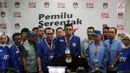 Sekjen Partai Demokrat Hinca Panjaitan (tengah) bersama jajarang DPP Partai Demokrat memberikan keterangan pers sai menyerahkan berkas pendaftaran bakal caleg di KPU, Jakarta, Selasa (17/7). (Liputan6.com/Johan Tallo)