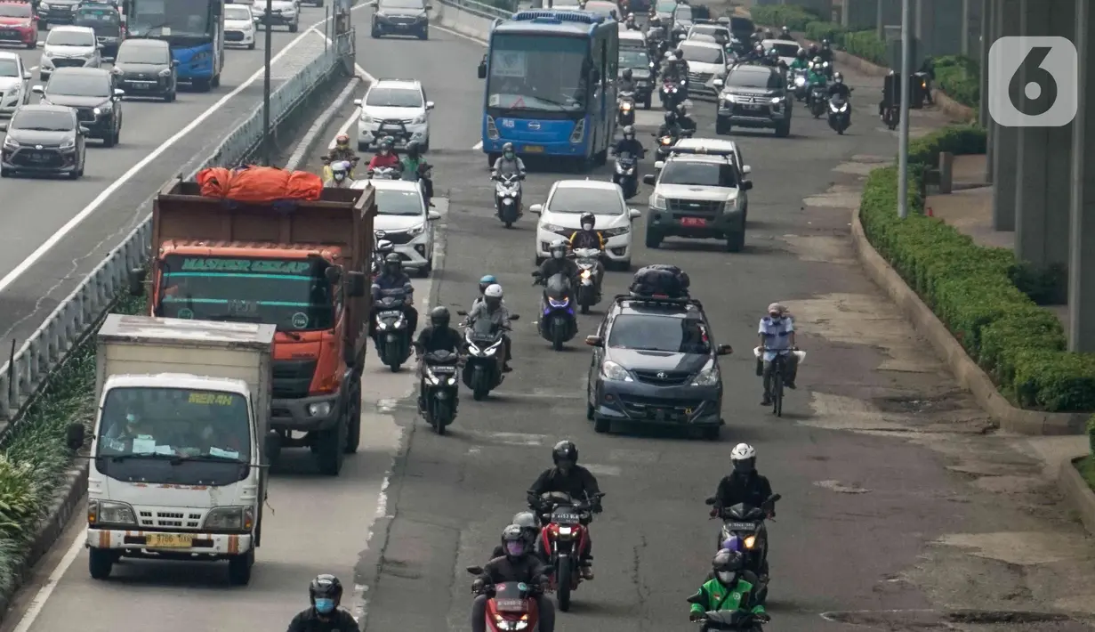 <p>Kendaraan melintas di ruas Jalan Gatot Subroto, Jakarta, Senin (9/5/2022). Pembatasan kendaraan roda empat dengan sistem Ganjil Genap (GaGe) di wilayah DKI Jakarta mulai Senin, 9 April 2022, seiring dengan berakhirnya cuti bersama libur Lebaran 2022 atau Idul Fitri 1443 H. (Liputan6.com/Herman Zakharia)</p>
