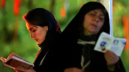 Muslim Syiah Iran berdoa saat berburu malam Lailatul Qadar di Teheran, Iran, Jumat (8/6). Orang-orang muslim Iran akan berkumpul dalam upacara-upacara keagamaan untuk berdoa. (AP Photo/Ebrahim Noroozi)