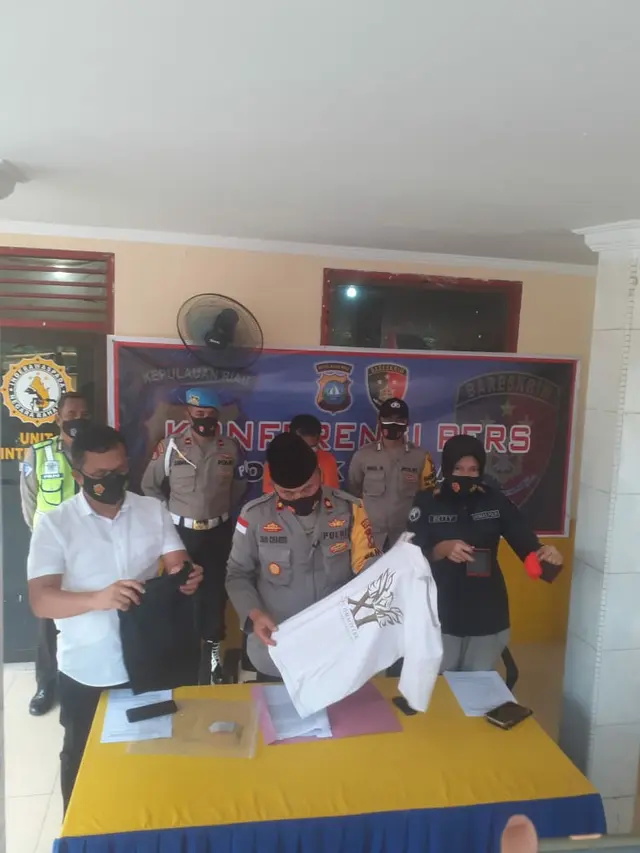 Tim Gabungan Opsnal Satreskim Barelang bersama Unit Reskrim Polsek Batu Aji, Batam berhasil menangkap seorang pendeta berinisial NPS terduga pelaku pencabulan terhadap anak di bawah umur. (Foto: Liputan6.com/Ajang Nurdin)