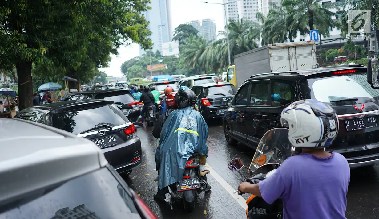 Kendaraan terjebak kemacetan saat melintas di sekitar TPU Karet Bivak, Jakarta, Sabtu (4/5). Ramainya warga yang berziarah jelang Ramadan menimbulkan kemacetan di kawasan tersebut akibat banyak parkir liar serta warga yang berlalu lalang. (Liputan6.com/Immanuel Antonius)