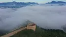 Foto dari udara menunjukkan Tembok Besar China seksi Jinshanling yang diselimuti kabut pagi di wilayah Luanping, Kota Chengde, Provinsi Hebei, China, 10 Agustus 2020. (Xinhua/Zhou Wanping)