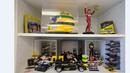 Produk-produk berlisensi yang berbau tentang Ayrton Senna dipajang di Institut Ayrton Senna di Sao Paulo, Brasil. (AFP/Alexandre Schneider)