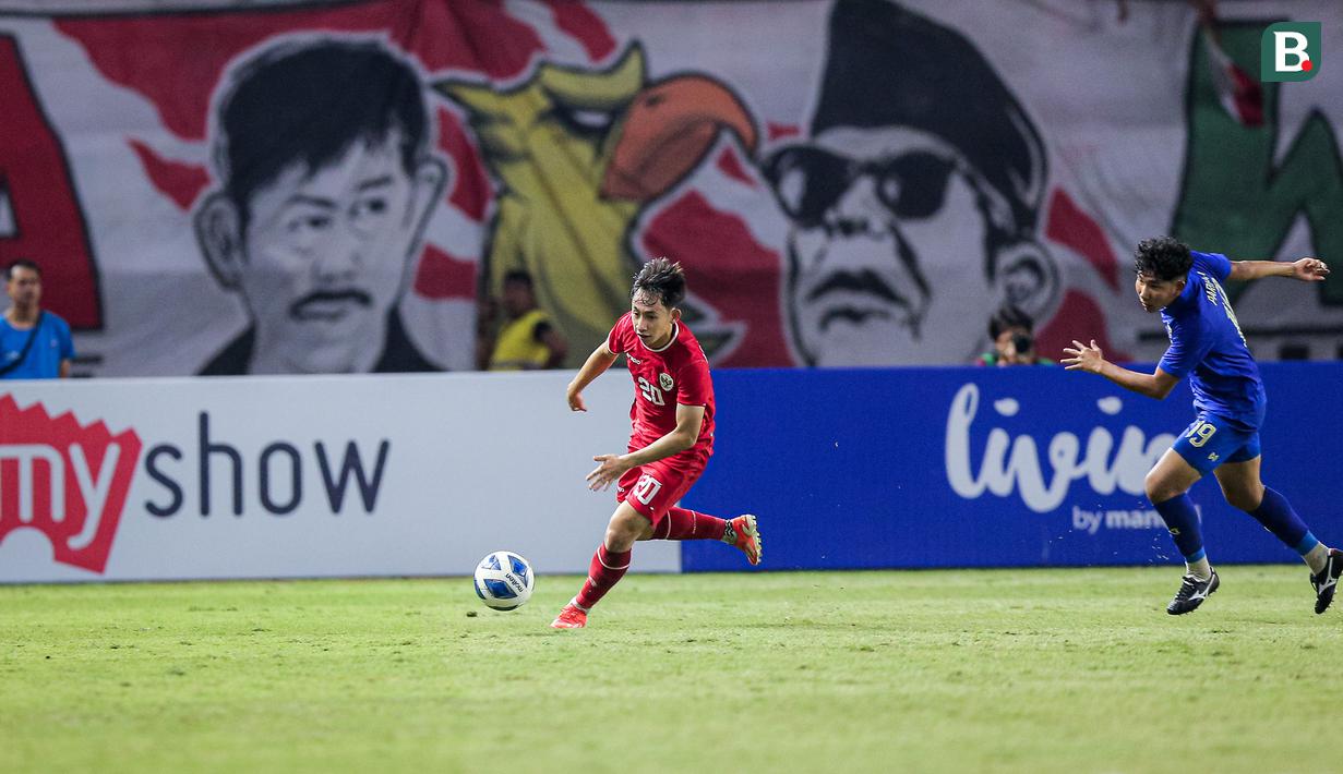<p>Pemain Timnas Indonesia U-19, Arlyansyah Abdulmanan berhasil melewati pemain Thailand U-19, Paripan Wongsa pada laga final Piala AFF U-19 2024 di Stadion Gelora Bung Tomo, Surabaya, Senin (29/7/2024). (Bola.com/Bagaskara Lazuardi)</p>