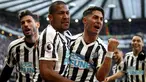 Pemain Newcastle United Ayoze Perez (kanan) merayakan kemenangan timnya atas Everton dalam lanjutan Liga Inggris pekan ke-30 di St James 'Park, Newcastle, Sabtu (9/3). Newcastle melibas Everton 3-2 lewat comeback gemilang. (Owen Humphreys/PA via AP)