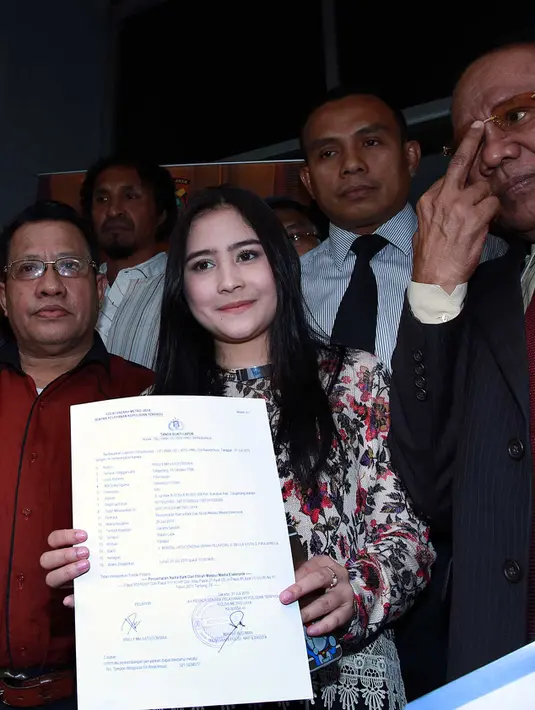 Bintang sinetron 'Ganteng-ganteng Serigala' ini harus menerima tudingan miring dari para penggemarnya. Bahkan banyak fans yang menilai bahwa Prilly sudah tidak perawan lagi. (Deki Prayoga/Bintang.com)