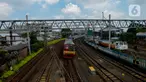 Kereta Rel Listrik (KRL) Commuter line melintas di Stasiun Klender, Jakarta, Kamis(16/4/2020). Kereta rel Listrik Commuter line untuk wilayah Jabodetabek direncanakan akan diberhentikan mulai 18 April 2020. Penghentian dilakukan sementara setelah PSBB di wilayah Tangerang. (merdeka.com/Imam Buhori)