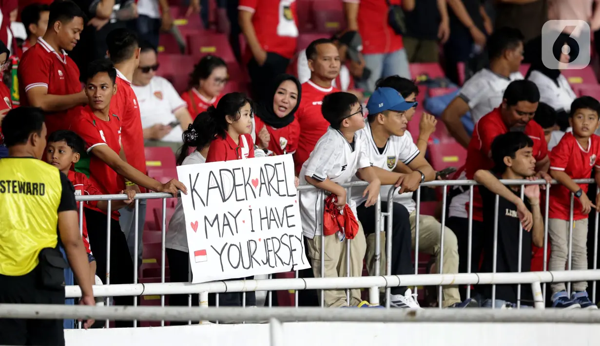 Pendukung Timnas Indonesia membentang tulisan saat merayakan kemenangan Garuda Muda saat laga Semifinal Piala AFF U-23 2025 melawan Thailand di Stadion Utama Gelora Bung Karno (SUGBK), Jakarta, Jumat (25/7/2025). (Liputan6.com/Helmi Fithriansyah)