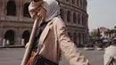 Influencer cantik Bella Attamimi baru-baru ini mengunggah foto kecenya saat berlibur di Italia. Gaya kecenya saat berfoto di depan Colosseum Roma mencuri perhatian. Dengan berpose silau terkena matahari, foto kece Bella Attamimi ini berhasil curi perhatian. (Liputan6.com/IG/@bellattamimi)