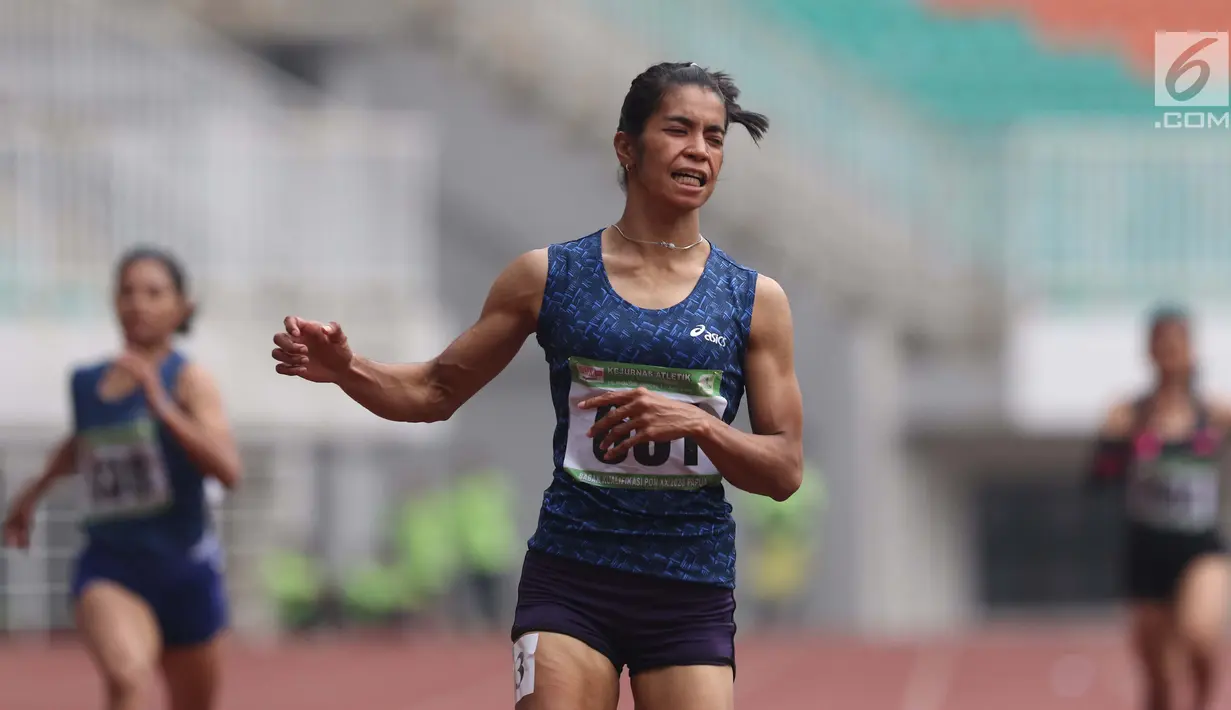 Atlet asal Maluku, Alvin Tehupeiory (tengah) saat menyelesaikan lomba lari 200 meter putri senior Kejurnas Atletik U18, U20 dan Senior 2019 di Stadion Pakansari, Bogor, Minggu (4/8/2019). Alvin Tehupeiory meraih posisi pertama dengan catatan waktu 23,76 detik. (Liputan6.com/Helmi Fithriansyah)