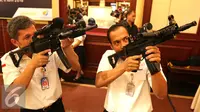 Dua senjata produk Pindad dipamerkan saat peluncuran senjata baru di Gedung Kementerian Pertahanan, Jakarta, Kamis (9/6). Empat senjata api buatan Pindad itu membuat Indonesia kembali eksis dalam industri persenjataan.(Liputan6.com/Angga Yuniar)