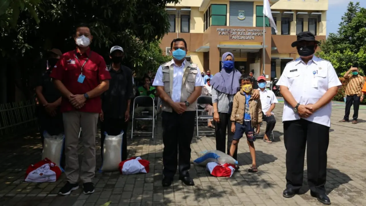 Mensos saat memberikan bansos ke warga di sebuah kelurahan di Kota Tangerang