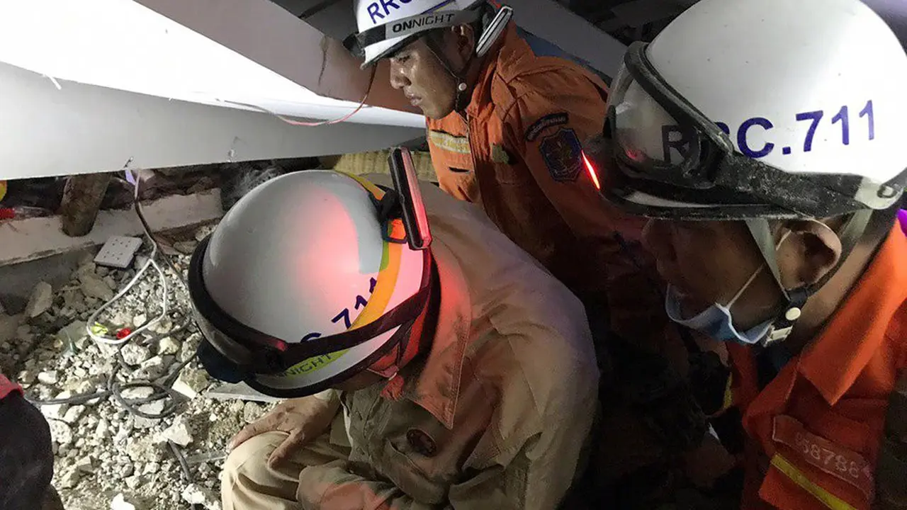 Petugas melakukan evakuasi korban bangunan ambruk di Kamboja.