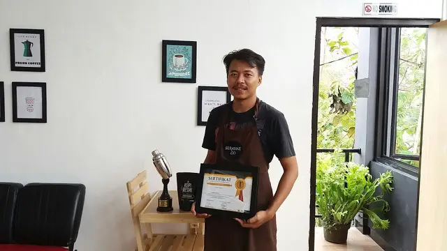 Galih Febianto, orang dibalik kemenangan kopi arabika Kalibening dalam Festival Kopi Nusantara 2017. (Foto: Liputan6.com/Muhamad Ridlo)