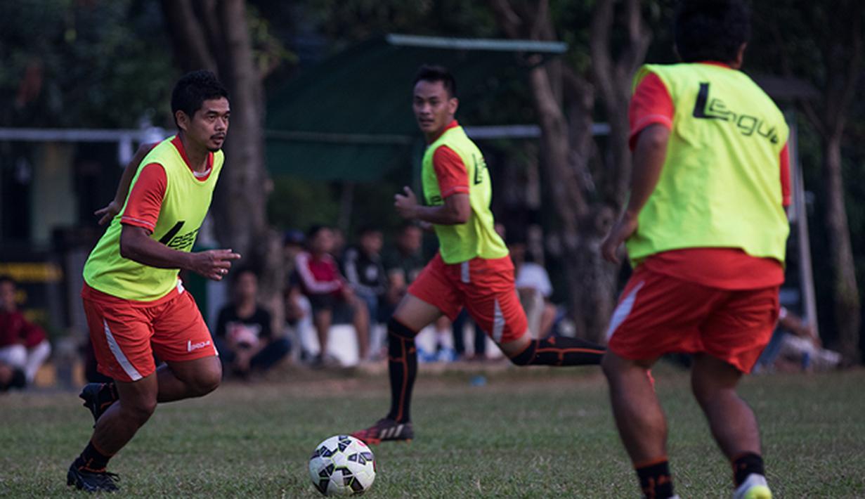 Bintang Persija Jakarta, Bambang Pamungkas berlatih akurasi operan bersama tim Macan Kemayoran jelang Piala Presiden 2015 di Lapangan Yon Zikon 14, Jakarta, Senin (24/8/2015). (Bola.com/Vitalis Yogi Trisna)