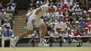 Andy Murray tampak kecewa saat pukulannya keluar dari lapangan pada laga tunggal putra Wimbledon Tennis Championships 2017 di London, (12/7/2017).  (AP/Tim Ireland)