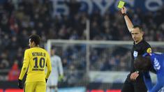 Neymar (kiri) menerima kartu kuning dari wasit, Ruddy Buquet usai melakukan pelanggaran saat melawan Strasbourg (RCSA) pada lanjutan Ligue 1 Prancis di Meinau Stadium, Strasbourg, (2/12/2017). PSG kalah 1-2 dari Strasbourg. (AFP/ Patrick Hertzog)