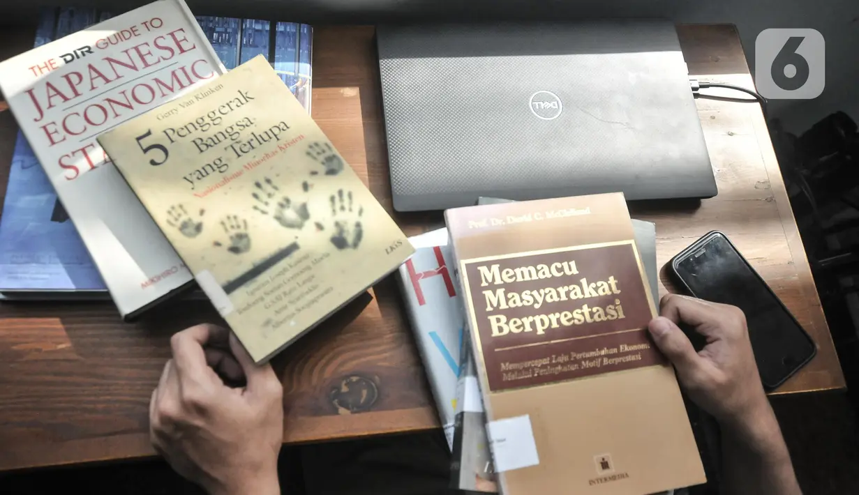 Pengunjung membaca buku di perpustakaan Baca Di Tebet, Tebet, Jakarta Selatan, Minggu (29/5/2022). Perpustakaan Baca Di Tebet yang didirikan pada Februari lalu menjadi alternatif bagi warga yang membutuhkan ruang literasi dan diskusi dengan suasana nyaman sekaligus meningkatkan minat baca bagi generasi milenial yang dilengkapi sekitar 25.000 buku. (merdeka.com/Iqbal S Nugroho)