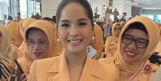 Melengkapi tampilannya dengan aksesori anting-anting mutiara berukuran besar. Dengan riasan wajah blush on pink dan lipstik pink glossynya. [@hjitwinshop]