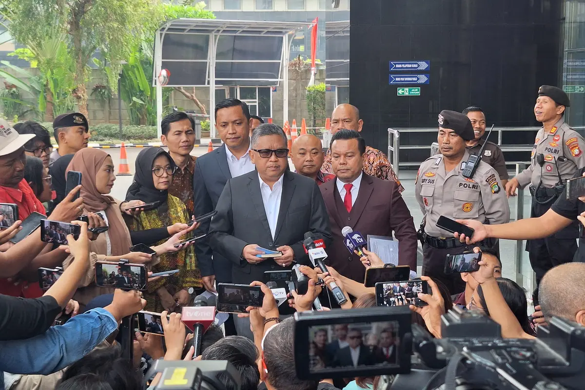 Sekretaris Jenderal (Sekjen) PDI Perjuangan Hasto Kristiyanto memenuhi panggilan penyidik Komisi Pemberantasan Korupsi (KPK) untuk dimintai keterangan dalam kasus korupsi Direktorat Jendral Perkeretaapian (DJKA) pada Kementerian Perhubungan (Kemenhub).