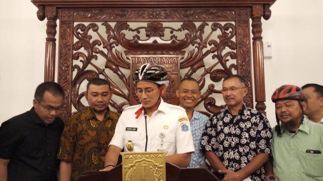 Wakil Gubernur Sandiaga Uno memberi keterangan usai menemui perwakilan komunitas sepeda