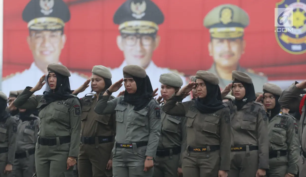 Srikandi Satuan Polisi Pamong Praja memberikan hormat ketika upacara peringatan HUT Satpol PP ke-68 di Monas, Jakarta, Kamis (26/4). Dalam HUT Satpol PP itu, Gubernur DKI Anies Baswedan bertindak sebagai Inspektur Upacara. (Liputan6.com/Arya Manggala)