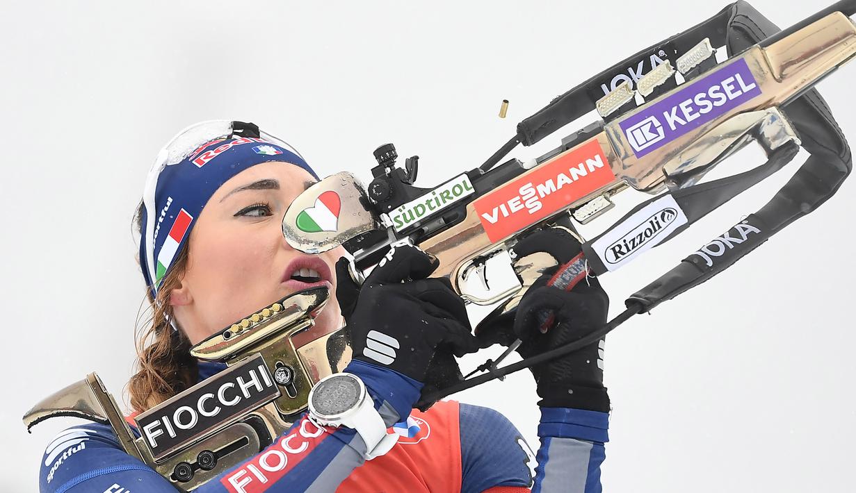 Atlet Biathlon asal Itali, Dorothea Wierer saat mengikuti perlombaan Piala Dunia IBU Biathlon di Hochfilzen, Austria, Minggu (13/1/2021). (Foto: AFP/Joe Klamar)