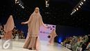 Model membawakan busana muslim rancangan Si.Se.Sa: Syar'i for Urban, Jakarta, Rabu (10/2). Peragaan menampilkan 61 koleksi dalam tujuh rangkaian babak produk terbaru Si.Se.Sa dengan rentang warna pastel yang lebar. (Liputan6.com/Immanuel Antonius)