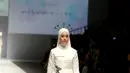 Melalui warna putih pada desainnya, Zaskia Sungkar memperkenalkan pakaian khas Betawi di gelaran event Jakarta Fashion Week 2016 di Senayan City Jakarta, Minggu (25/10/2015). (Andy Masela/Bintang.com)