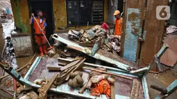 Ratusan personel dari unsur Gulkarmat, PPSU, dan Sudin Sumber Daya Air serta Dinas Lingkungan Hidup Daerah Khusus Jakarta dikerahkan untuk membantu warga membersihkan permukiman pasca banjir yang terjadi pada Selasa (4/3/2025). (Liputan6.com/Angga Yuniar)