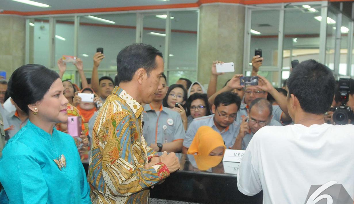 Presiden Jokowi didampingi Ibu Negara Iriana meluncurkan Kartu Indonesia Sehat di Kantor Pos Pasar Baru, Jakarta, Senin (3/11/2014). (Liputan6.com/Herman Zakharia)