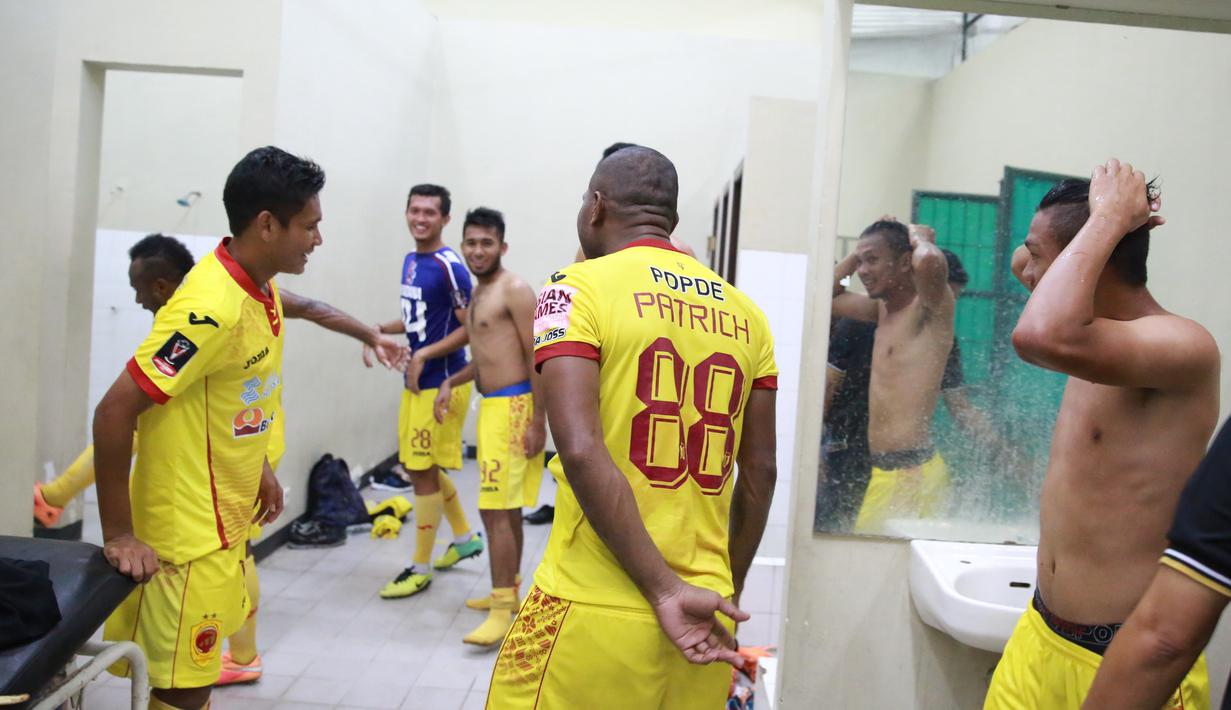 Tim Sriwijaya FC merayakan kemenangan diloker room usai mengalahkan Arema Cronus di Stadion Manahan, Solo, Minggu (11/10/2015). (Bola.com/NIcklas Hanoatubun)