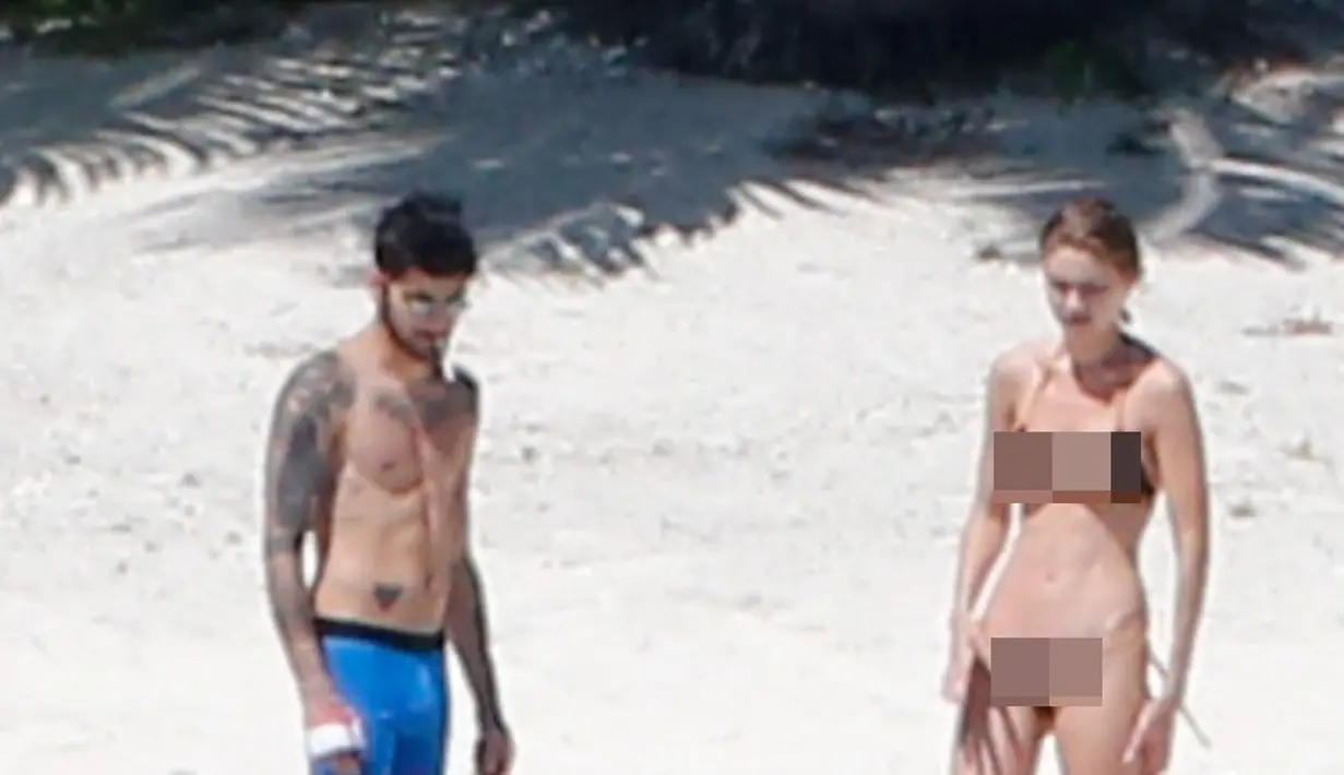 "Mereka berdua sangat mesra. Layaknya pasangan pengantin baru. Zayn Malik terus menggandeng tangan Gigi Hadid kemanapun ia pergi," tutur seorang pengunjung pantai. (Dailymail/Bintang.com)