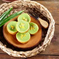 Kue lumpur pandan./Copyright shutterstock.com/g/sri+widyowati