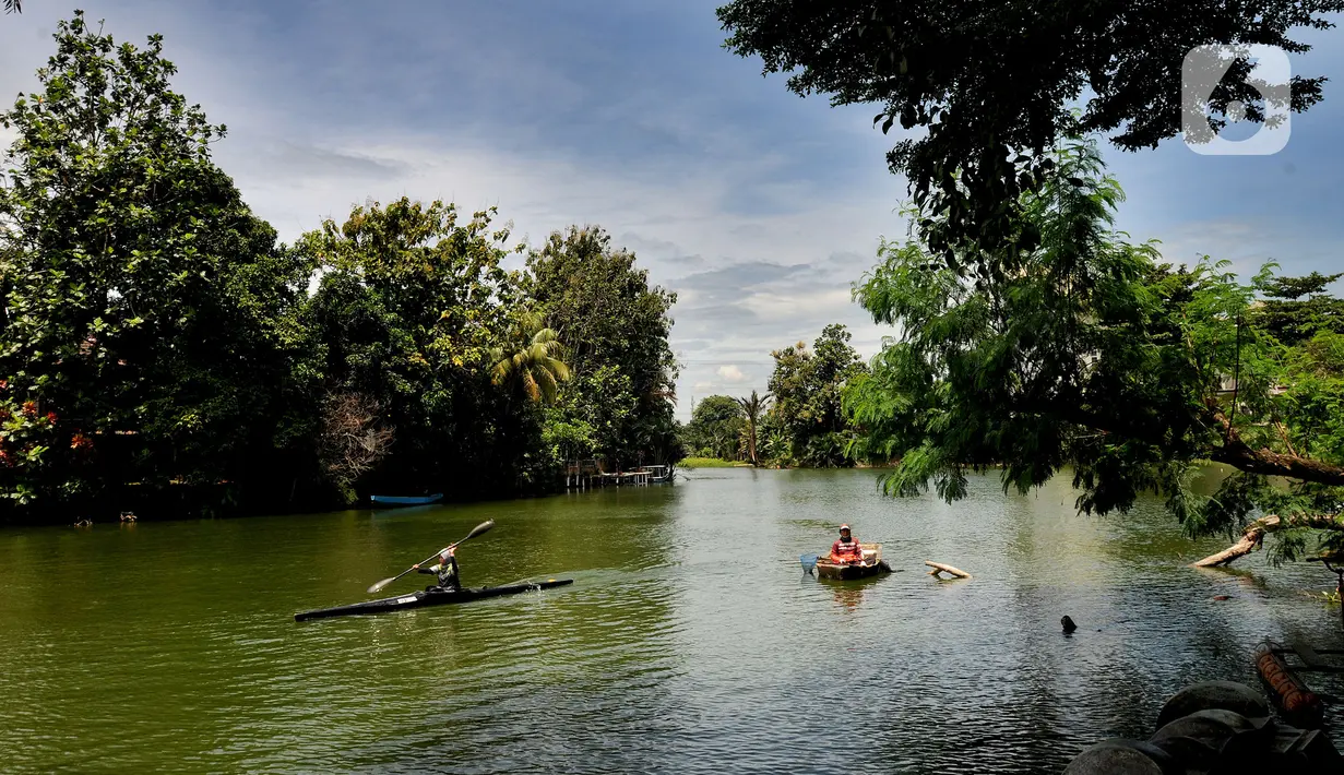 Warga bermain kano di Setu Tujuh Muara, Pamulang, Tangerang Selatan, Banten, Kamis (3/3/20222). Libur Hari Raya Nyepi dimanfaatkan warga mengunjungi Setu Tujuh Muara yang mulai satu tahun terakhir dikembangkan warga setempat. (merdeka.com/Arie Basuki)