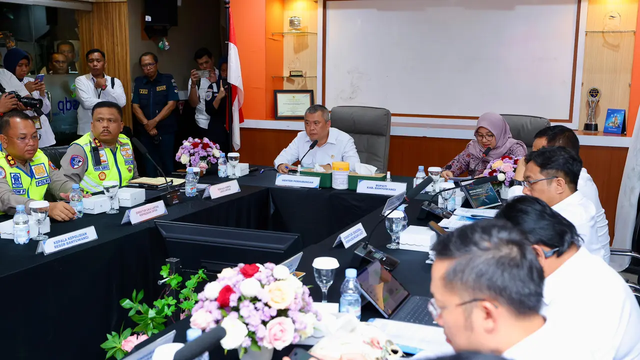 Menhub Dedy didampingi Bupati Banyuwangi Ipuk Fiestiandani memimpin rakor jelang angkutan nataru di pelabuhan Ketapang Banyuwangi.