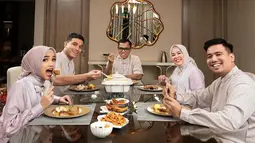 Fuji dan keluarga juga mengambil tema makan bersama, bisa berbuka atau hari raya. Dalam pose ini, mereka seakan-akan tengah menikmati hidangan. Fuji bahkan memperlihatkan ekspresi gemas seolah begitu antusias untuk melahap rendang yang sudah ada di depan mulutnya. (Liputan6.com/IG/@fuji_an)