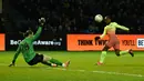 Kiper Sheffield Wednesday Joe Wildsmith, melakukan penyelamatan dari serangan winger Manchester City, Raheem Sterling, pada putaran kelima Piala FA di Hillsborough, Rabu (4/3/2020).Sempat kesulitan, Manchester City akhirnya menang tipis 1-0 atas Sheffield Wednesday. (AP/Rui Vieira)
