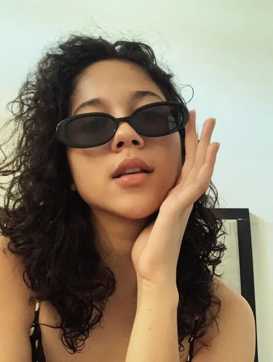 Perempuan berusia 21 tahun ini memang selalu berhasil jadi sorotan di setiap gaya penampilannya. Seperti gaya trendi Sitha Marino pakai kacamata hitam. Meski tampil natural tanpa makeup, gaya trendinya ini tetap bikin netizen terpukau. (Liputan6.com/IG/@sithamarino)