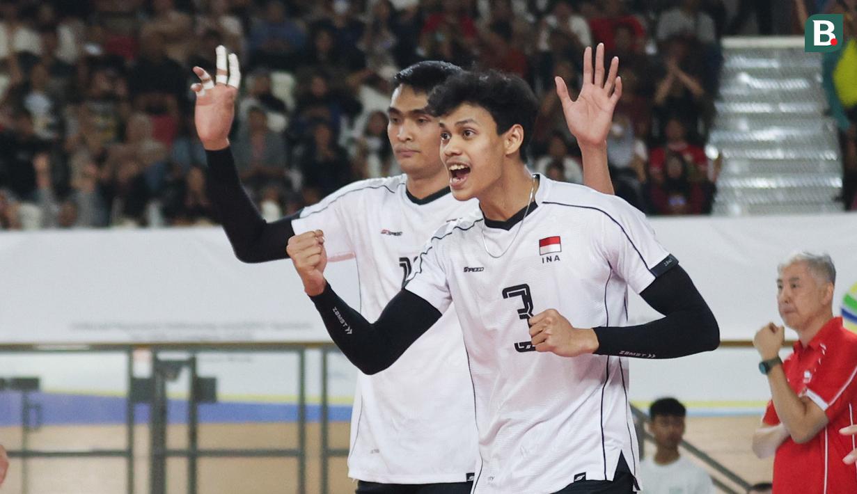 Selebrasi Boy Arnez ketika Timnas Voli Putra Indonesia melawan Vietnam di laga lanjutan leg 2 SEA V League 2025 di Jakarta International Velodrome, Jakarta, Indonesia, Kamis (17/07/2025) malam WIB.