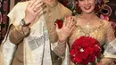 Astrid Tiar melangsung pernikahan dengan adat Batak. Di hari pernikahannya, ia memilih kebaya full payet berwarna cokelat keemasan dengan kain songket yang senada [@astridtiar127]