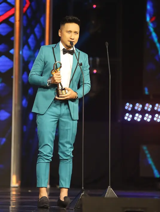 Saat memberikan pidato kemenangannya, Arie tidak lupa untuk mendoakan sang istri agar cepat sembuh. (Bambang E. Ros/Bintang.com)