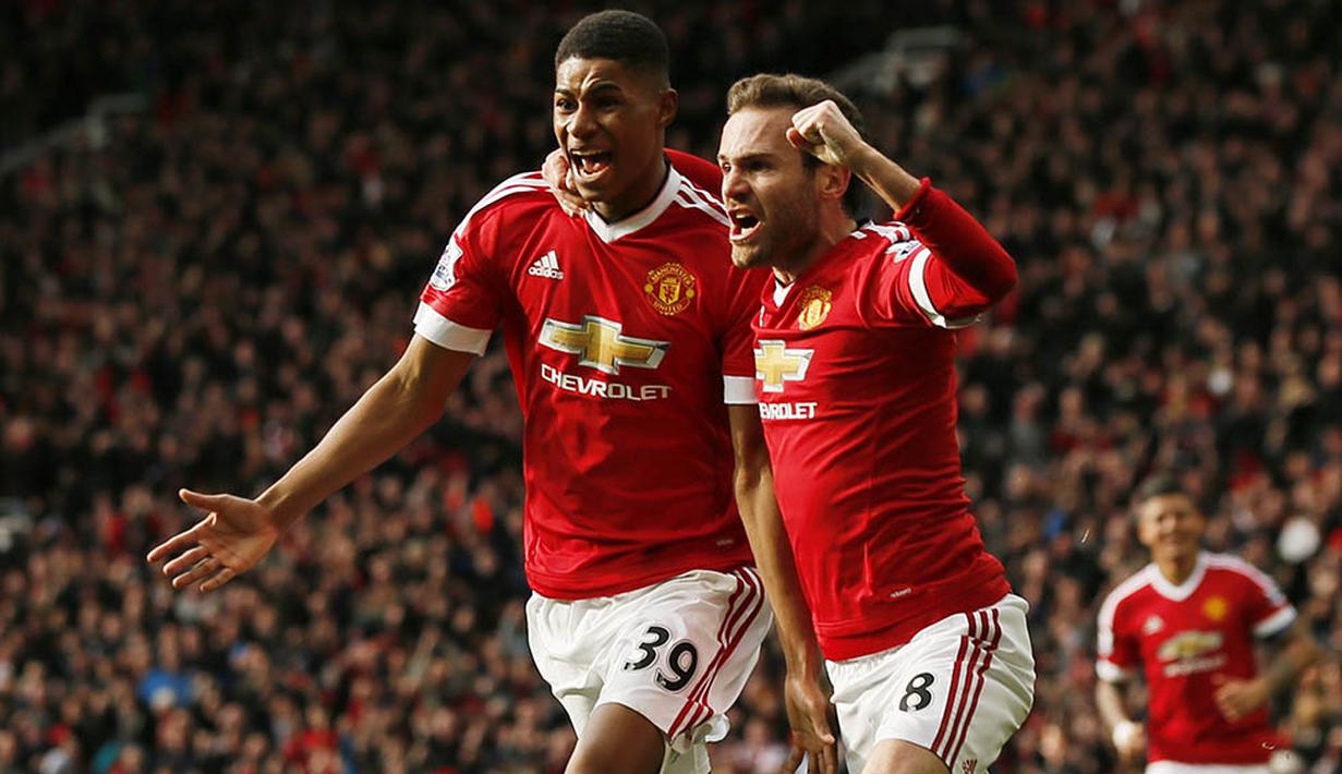 10. Striker Manchester United, Marcus Rashford, merayakan gol yang dicetaknya ke gawang Arsenal pada laga Liga Premier Inggris di Stadion Old Trafford, Minggu (28/2/2016). MU berhasil menaklukan Arsenal 3-2. (Reuters/Jason Cairnduff)