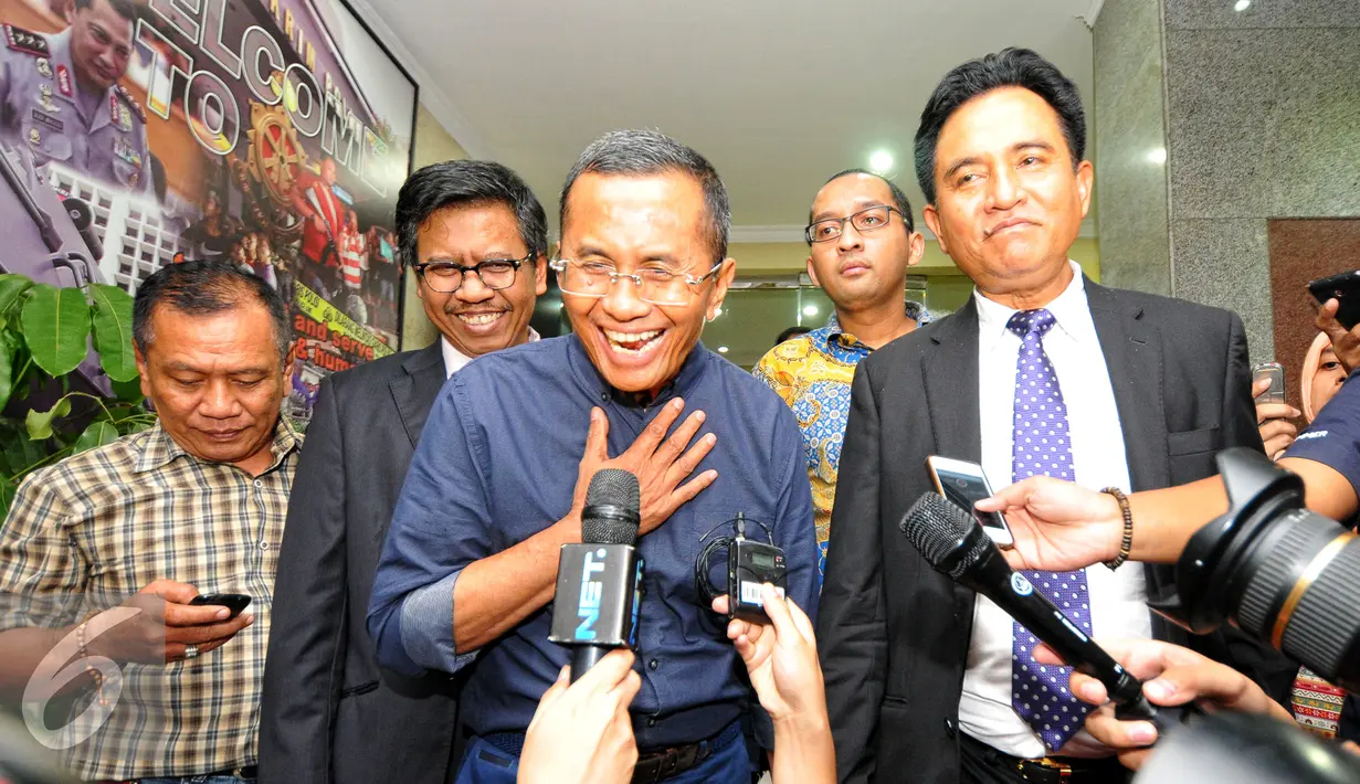 Dahlan Iskan memberikan keterangan usai menjalani pemeriksaan di Bareskrim Mabes Polri, Jakarta, Senin (22/6/2015). Dahlan diperiksa sebagai saksi dalam dugaan korupsi pengadaan BBM High Speed Diesel PT PLN tahun 2010. (Liputan6.com/Yoppy Renato)