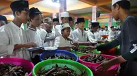 Kementerian Kelautan dan Perikanan (KKP) membagikan 5 ton ikan layang segar untuk 16.000 santri Pondok Pesantren Sunan Drajat, Lamongan, Jawa Timur. Pembagian ikan tersebut menjadi bagian dari perluasan gerakan memasyarakatkan makan ikan (Gemarikan) yang menyasar santri. (Dok. KKP)