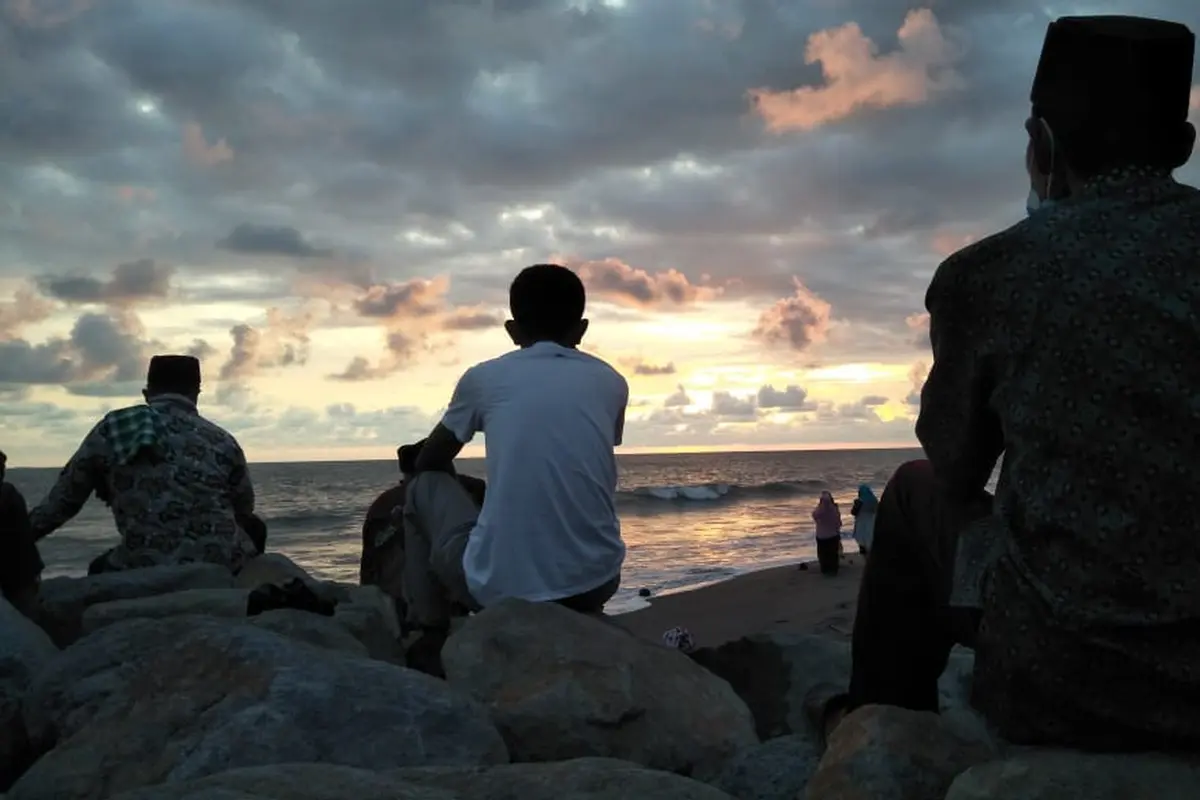 Sejumlah jemaah Tarekat Sattariyah melakukan pemantauan hilal di Pantai Ulakan Padang Pariaman.